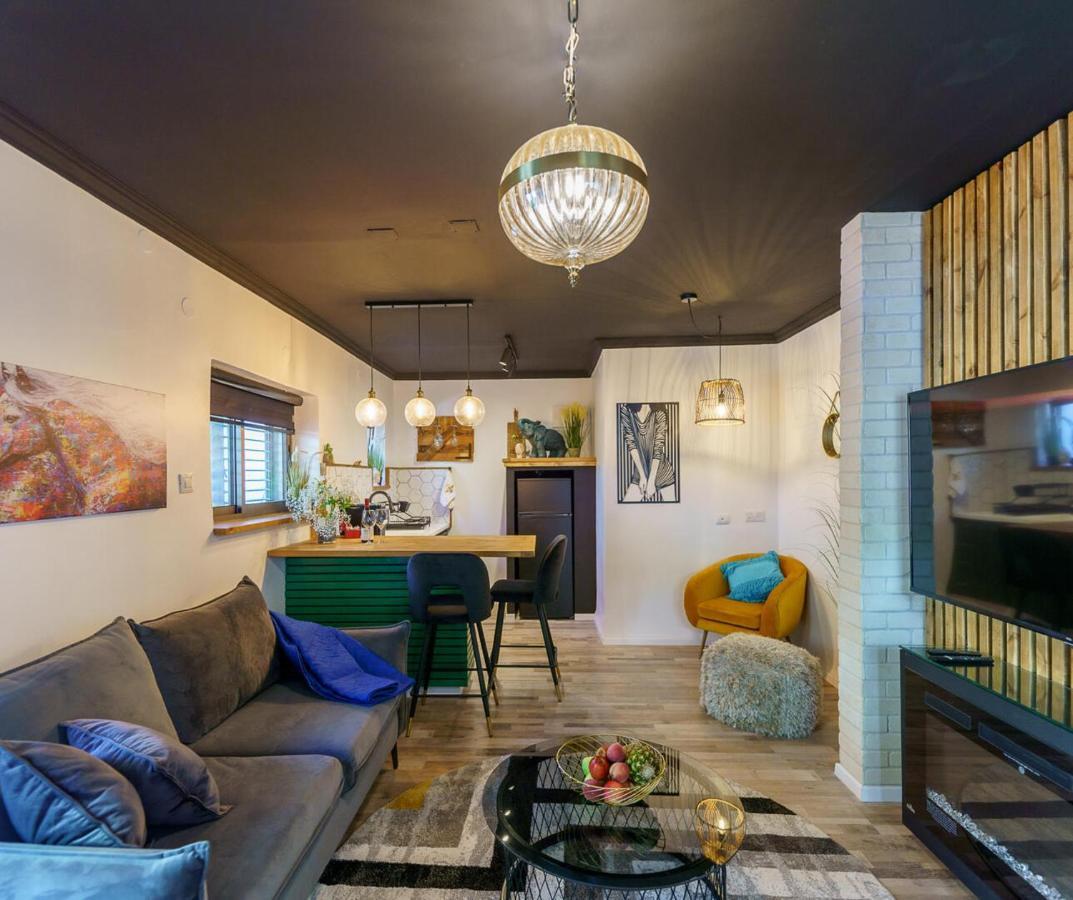 Hotel שניר 119 - סוויטה מדהימה לזוגות וסוויטה קסומה למשפחות בכפר ורדים Esterno foto