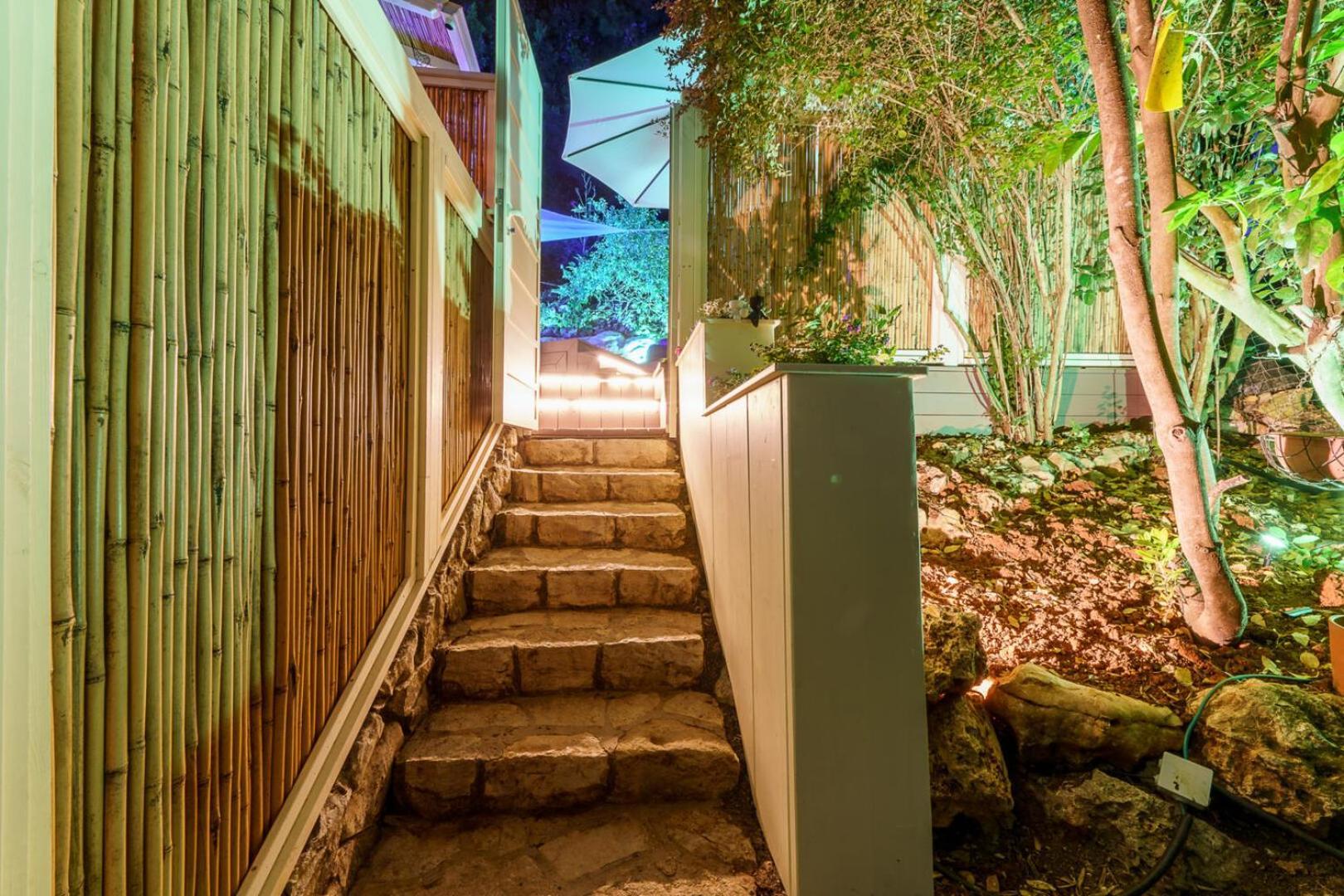 Hotel שניר 119 - סוויטה מדהימה לזוגות וסוויטה קסומה למשפחות בכפר ורדים Esterno foto